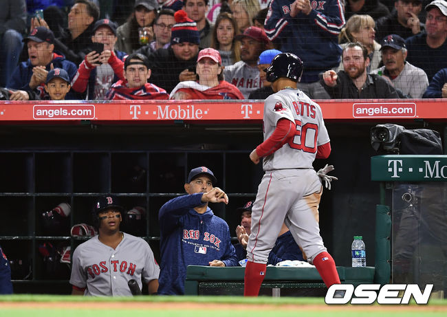 보스턴 무키 베츠가 모어랜드의 안타로 득점을 올리고 있다. / youngrae@osen.co.kr