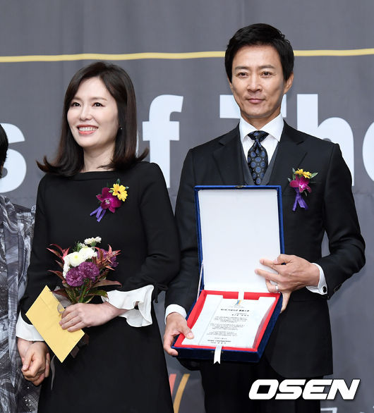 배우 하희라, 최수종이 포즈를 취하고 있다. /cej@osen.co.kr