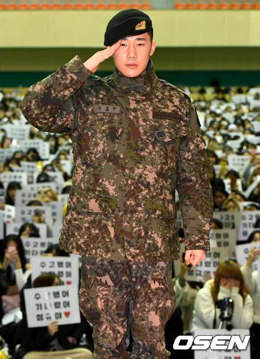 인피니트 성규가 팬들과 함께 포토타임을 하고 있다. /dreamer@osen.co.kr