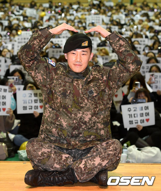 인피니트 성규가 팬들과 함께 포토타임을 하고 있다. /dreamer@osen.co.kr