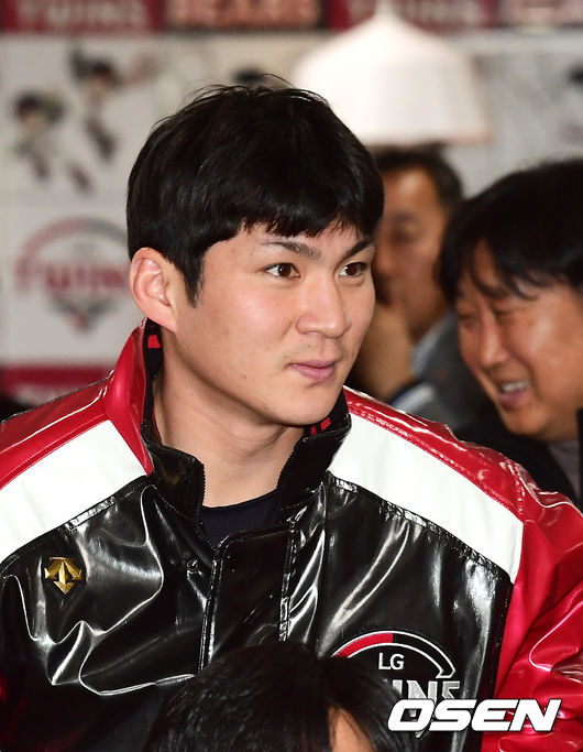 LG 오지환이 인사를 나누며 행사를 기다리고 있다.  /jpnews@osen.co.kr