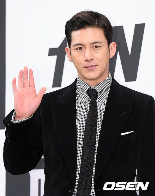 배우 고수가 포즈를 취하고 있다. /cej@osen.co.kr