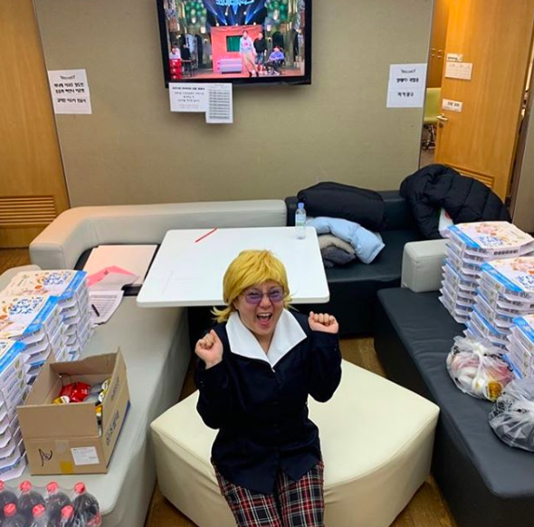 [사진=박나래 SNS] 코미디언 박나래가 '코미디 빅리그' 촬영장에 대상턱을 냈다.