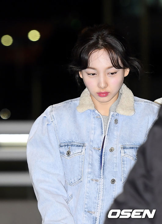 TWICE(트와이스)가 28일 오후 인천국제공항을 통해 'TWICE WORLD TOUR 2019 'TWICELIGHTS'(트와이스 월드투어 2019 '트와이스라이츠') 공연 차 일본으로 출국했다.TWICE(트와이스) 나연이 출국장으로 향하고 있다. /cej@osen.co.kr