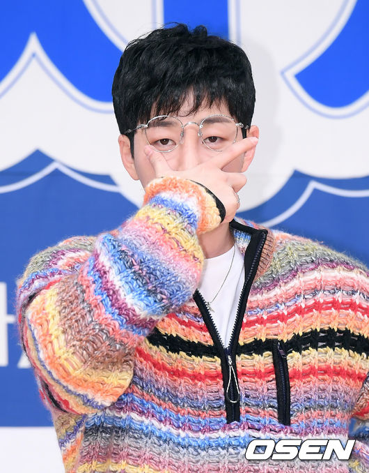 5일 오전 서울 서울 양천구 목동 SBS 방송센터 SBS홀에서 SBS플러스 새 예능프로그램 '다함께 차차차' 제작발표회가 진행됐다.가수 딘딘이 포즈를 취하고 있다. /cej@osen.co.kr