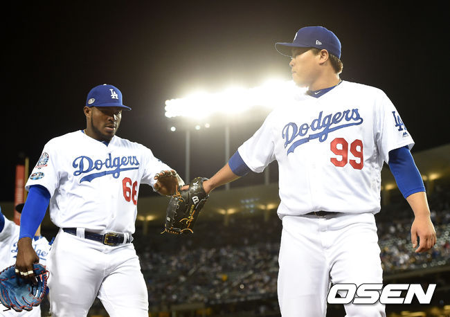 5회 공수교대 때 LA 류현진이 푸이그와 하이파이브를 하며 더그아웃으로 가고 있다./dreamer@osen.co.kr