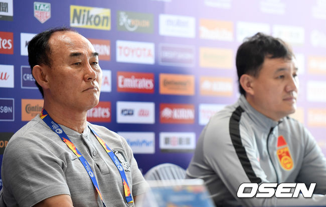 한국 김학범 감독과 중국 하오웨이 감독이 질문을 듣고 있다. /youngrae@osen.co.kr