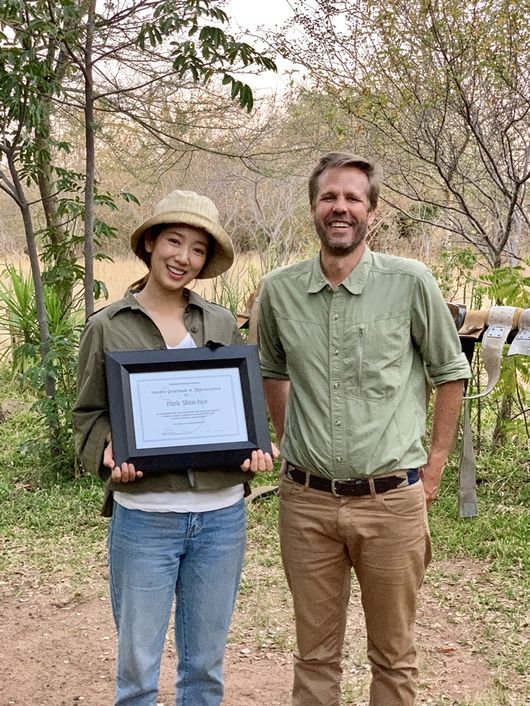 [사진=MBC 제공] 배우 박신혜(왼쪽)가 '휴머니멀' 출연료 전액을 동물 보호 단체인 '국경 없는 코끼리 회'에 기부해 감사패까지 받았다. 사진은 '휴머니멀' 촬영 당시 만난 박신혜와 단체장 마이크 체이스 박사.