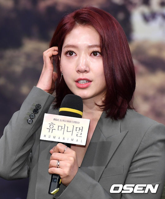 배우 박신혜가 참석해 취재진의 질문에 답하며 눈시울을 붉히고 있다. /dreamer@osen.co.kr