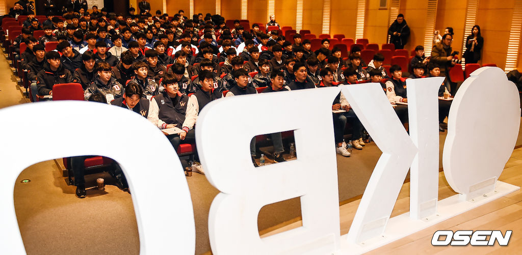 2019 KBO 신인 선수들이 강연을 듣고 있다. / OSEN DB