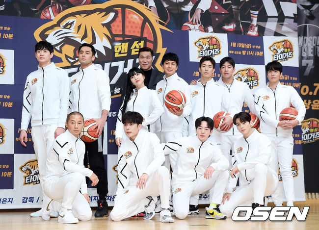 방송인 서장훈, 레드벨벳 조이, 이상윤, 차은우, 서지석, 김승현, 강경준, 쇼리, 줄리엔강, 문수인, 이태선, 유선호가 포즈를 취하고 있다. /cej@osen.co.kr