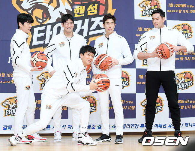 배우 서지석, 이상윤, 김승현, 강경준, 모델 줄리엔 강이 포즈를 취하고 있다. /cej@osen.co.kr