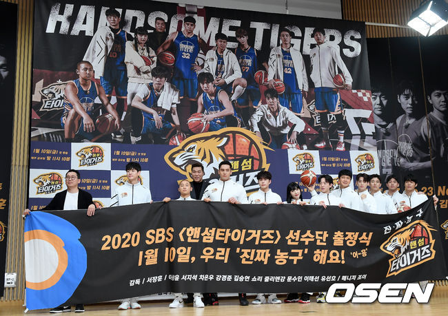 9일 오후 서울 양천구 목동 SBS 에서 SBS 새 예능 ‘진짜 농구, 핸섬타이거즈’ 제작발표회가 열렸다.안재철 PD를 비롯한 방송인 서장훈, 레드벨벳 조이, 이상윤, 차은우, 서지석, 김승현, 강경준, 쇼리, 줄리엔강, 문수인, 이태선, 유선호가 포즈를 취하고 있다. /cej@osen.co.kr