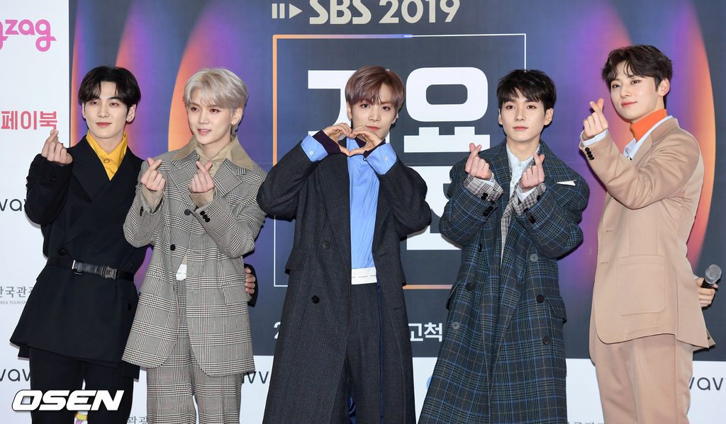 25일 오후 서울 구로구 고척스카이돔에서 ‘2019 SBS 가요대전’ 포토월 행사가 열렸다.그룹 뉴이스트가 포토타임을 갖고 있다. /sunday@osen.co.kr