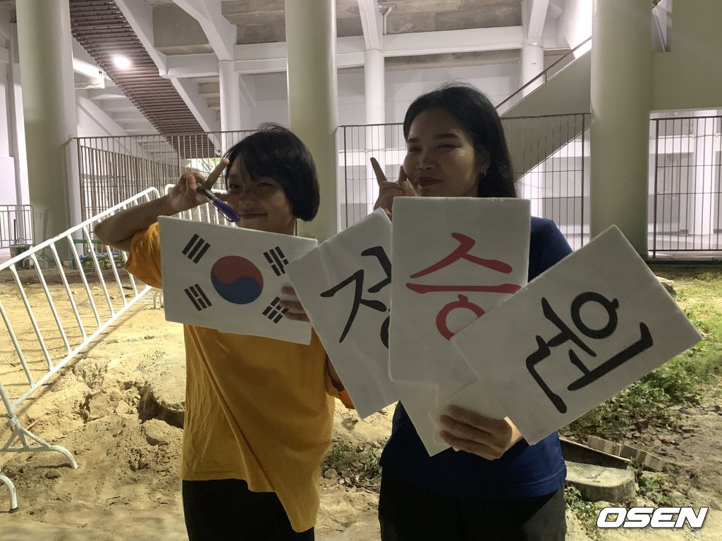 틴술라논 경기장을 찾은 한국 교민 박예원 양(좌)과 태국 팬 놋치 씨(우)