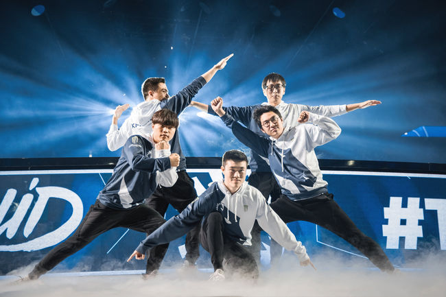 지난 2018년 팀 리퀴드 소속으로 활동했던 '포벨터' 유진 박(가운데). /라이엇 게임즈 플리커.