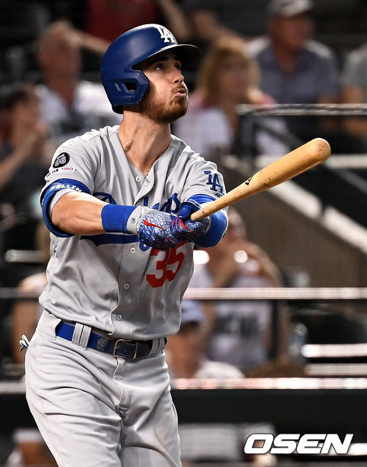 다저스 코디 벨린저가 동점 솔로포를 날리고 타구를 바라보고 있다. /dreamer@osen.co.kr