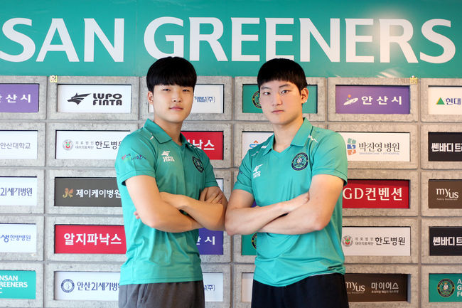 [사진]김동건(왼쪽)과 서정원 /안산 그리너스 제공