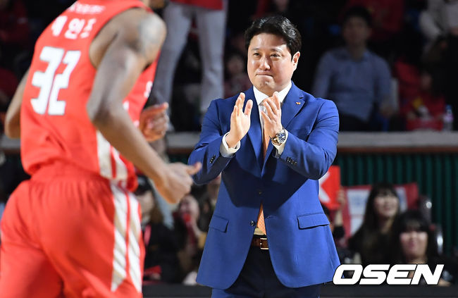 10일 오후 서울 잠실학생체육관에서 2019-2020 프로농구 서울 SK 나이츠와 전주 KCC 이지스의 경기가 열렸다.2쿼터 SK 문경은 감독이 선수들을 격려하고 있다. /cej@osen.co.kr