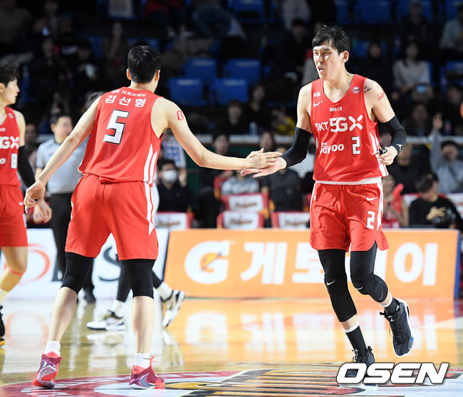 10일 오후 서울 잠실학생체육관에서 2019-2020 프로농구 서울 SK 나이츠와 전주 KCC 이지스의 경기가 열렸다.3쿼터 SK 김선형이 3점슛을 성공 시킨 후 최준용과 하이파이브를 하고 있다. /cej@osen.co.kr