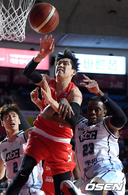 1쿼터 SK 최준용과 KCC 찰스 로드가 리바운드 다툼을 하고 있다. /cej@osen.co.kr
