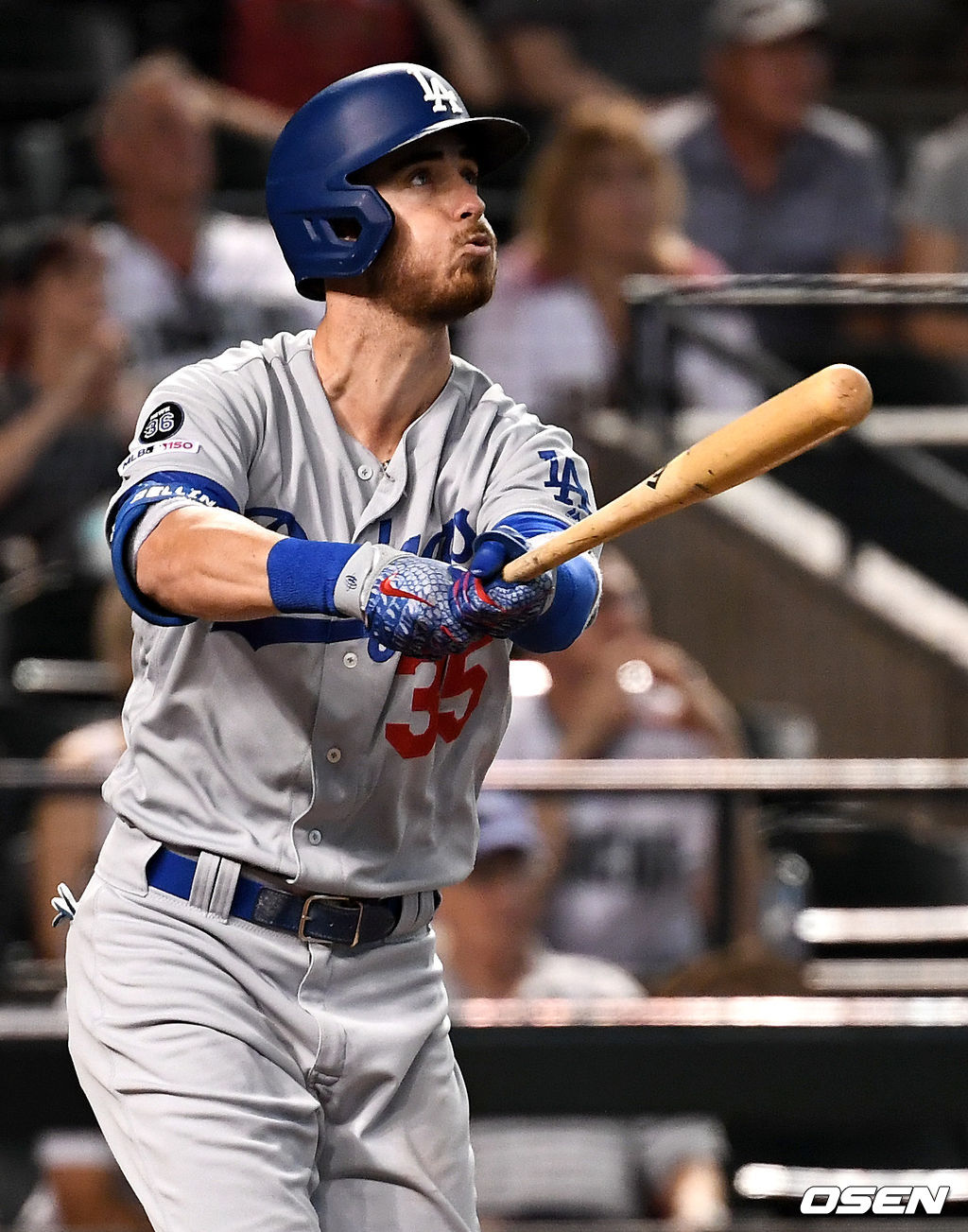 다저스 코디 벨린저가 동점 솔로포를 날리고 타구를 바라보고 있다. /dreamer@osen.co.kr