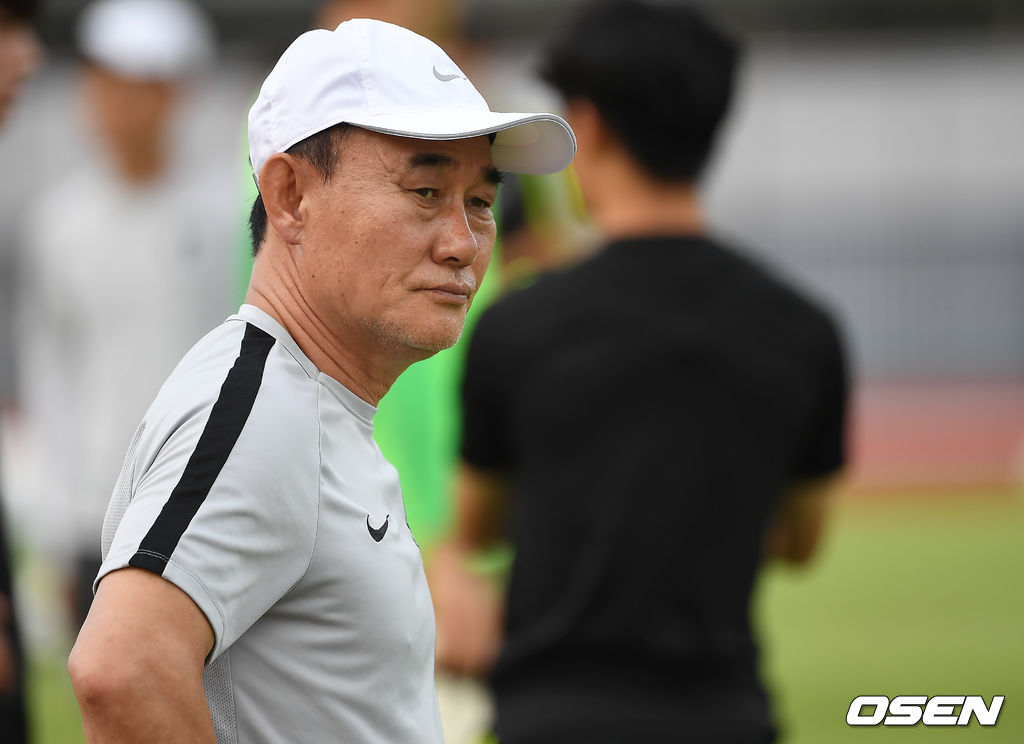 김학범 감독이 훈련을 지켜보고 있다. /youngrae@osen.co.kr 