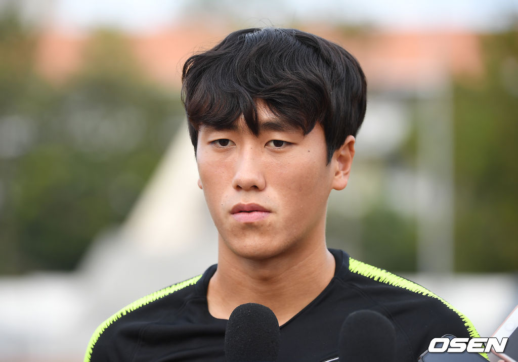 김학범 감독이 이끄는 U-23 축구대표팀이 11일 오후 태국 송클라 라자망갈라 대학교 운동장에서 훈련을 진행했다. 원두재가 인터뷰를 하고 있다. /youngrae@osen.co.kr