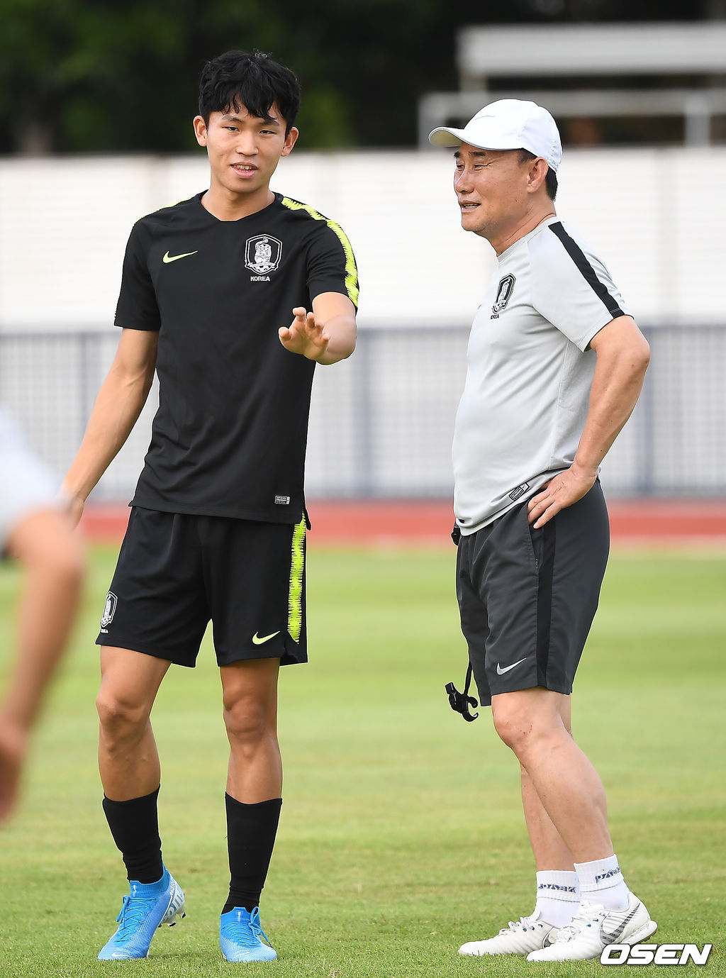 김학범 감독이 정우영과 이야기를 나누고 있다. /youngrae@osen.co.kr 