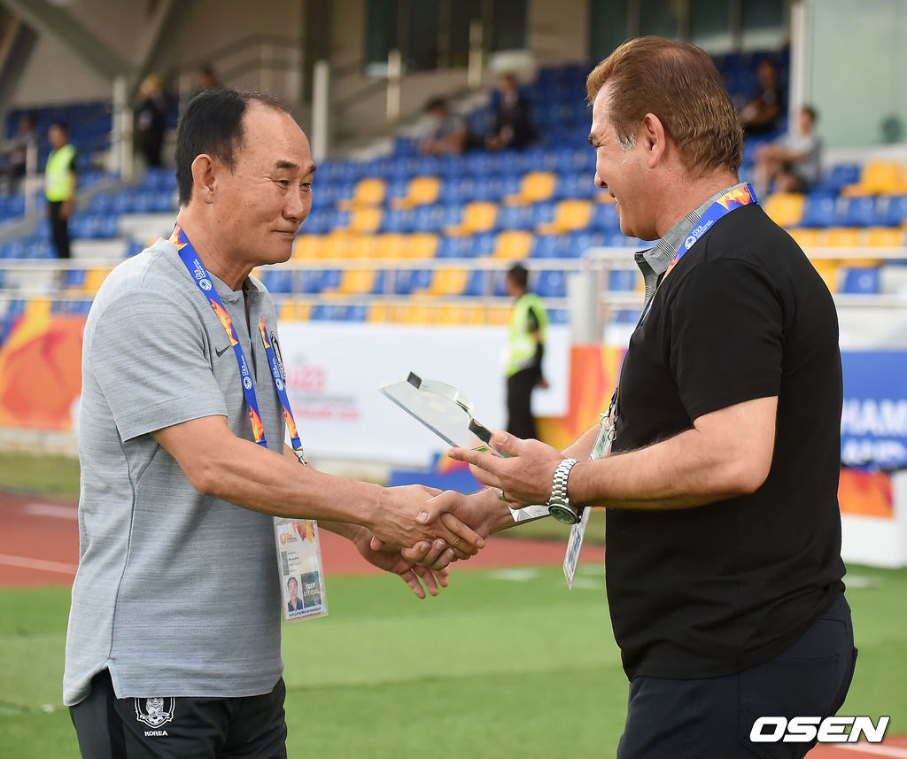 경기에 앞서 한국 김학범 감독과 이란 하마드 에스텔리 감독이 악수를 나누고 있다. /youngrae@osen.co.kr