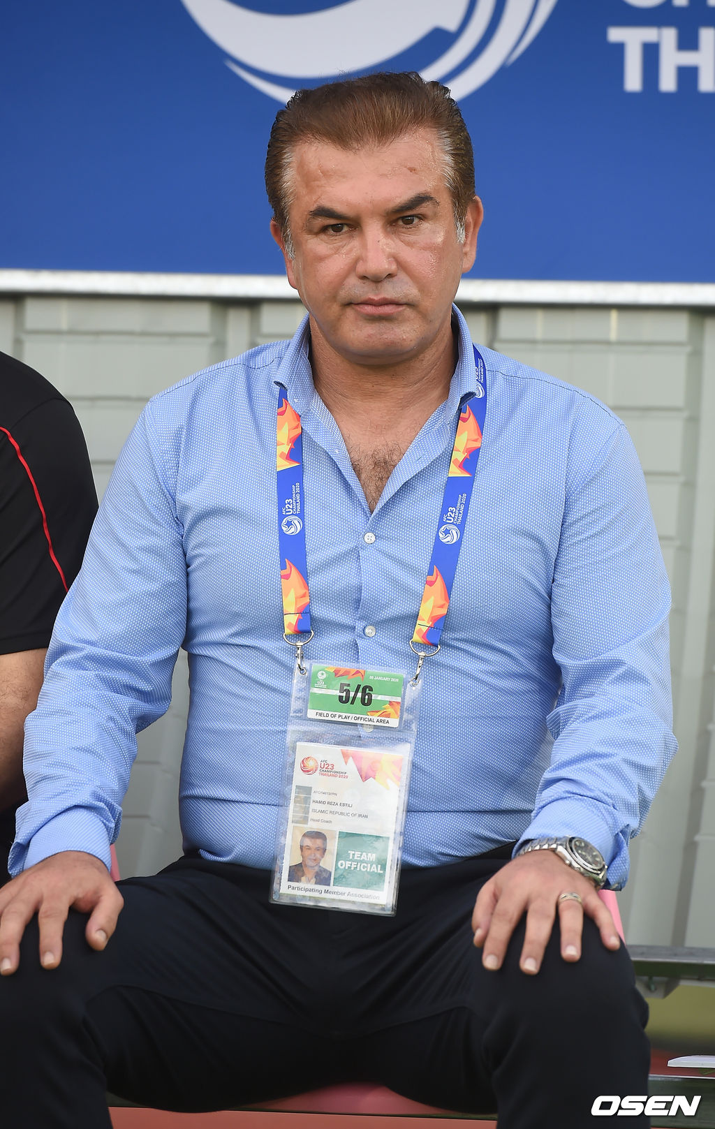 9일 오후 태국 송클라 틴술라논 스타디움에서 '2020 아시아축구연맹(AFC) U-23 챔피언십' 우즈베키스탄과 이란의 경기가 열렸다.이란 하마드 에스텔리 감독이 경기를 지켜보고 있다. /youngrae@osen.co.kr