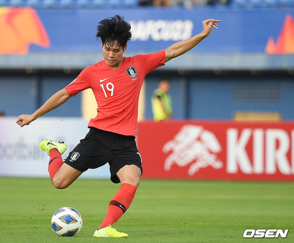 김학범호가 2연승으로 8강에 진출하며 도쿄 올림픽에 한 발 다가섰다.김학범 감독이 이끄는 한국 23세 이하(U-23) 축구대표팀이 12일 오후 태국 송클라의 틴술라논 스타디움에서 열린 아시아축구연맹(AFC) U-23 챔피언십 조별리그 C조 2차전 이란과 경기에서 이동준의 2경기 연속골과 조규성의 중거리 골에 힘 입어 2-1로 승리했다.전반 맹성웅이 슈팅을 시도하고 있다. /youngrae@osen.co.kr