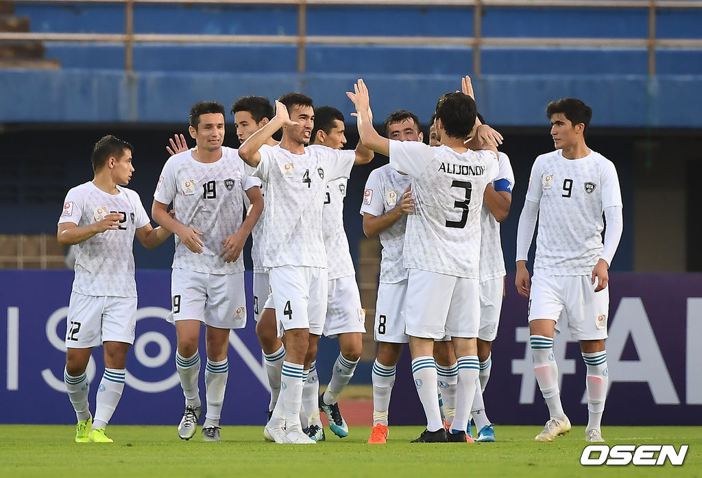 전반 우즈베키스탄 코빌로프가 페널트킥으로 선제골을 넣은 뒤 기뻐하고 있다. /youngrae@osen.co.kr 