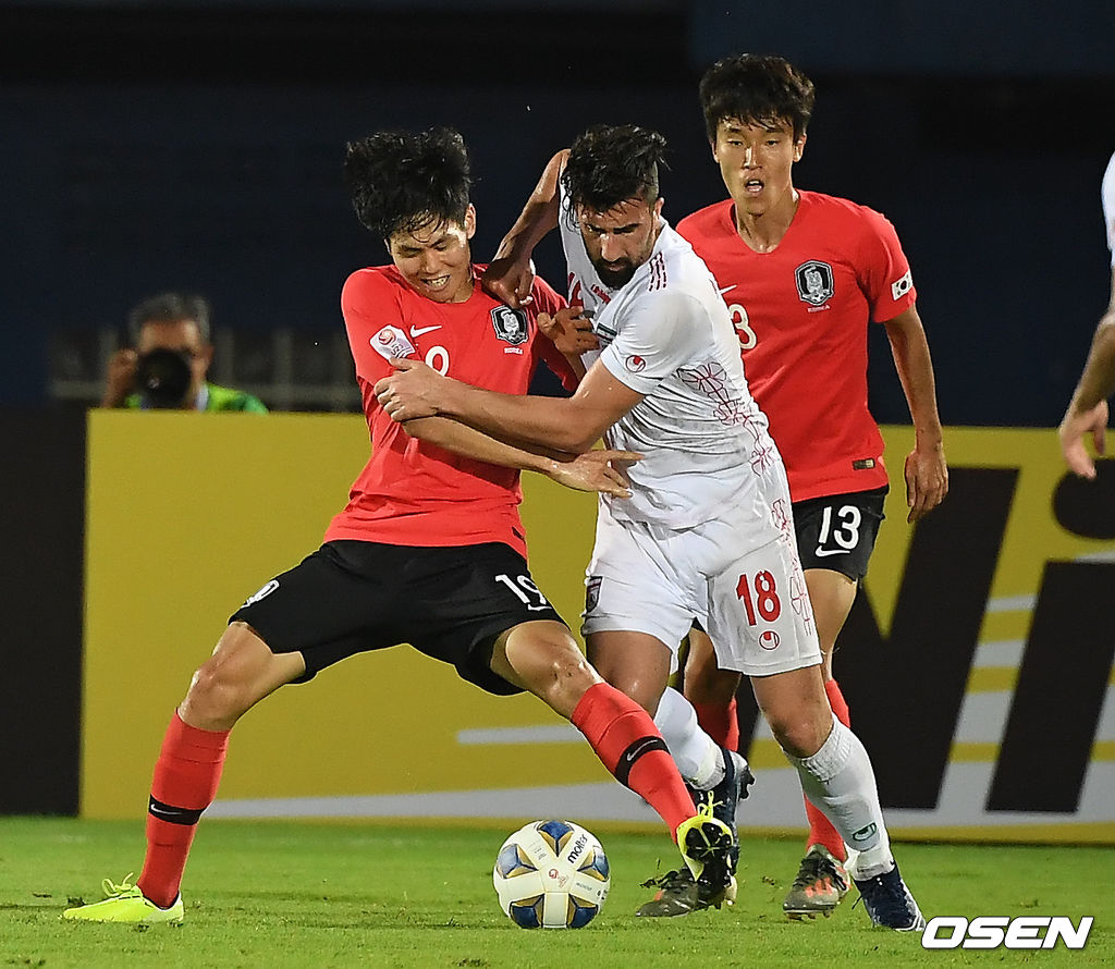 김학범 감독이 이끄는 한국 23세 이하(U-23) 축구대표팀이 12일 오후 태국 송클라의 틴술라논 스타디움에서 열린 아시아축구연맹(AFC) U-23 챔피언십 조별리그 C조 2차전 이란과 경기에서 이동준의 2경기 연속골과 조규성의 중거리 골에 힘 입어 2-1로 승리했다.후반 맹성웅이 볼다툼을 하고 있다. /youngrae@osen.co.kr
