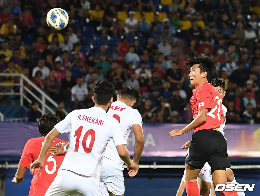 후반 원두재가 헤딩을 하고 있다. /youngrae@osen.co.kr