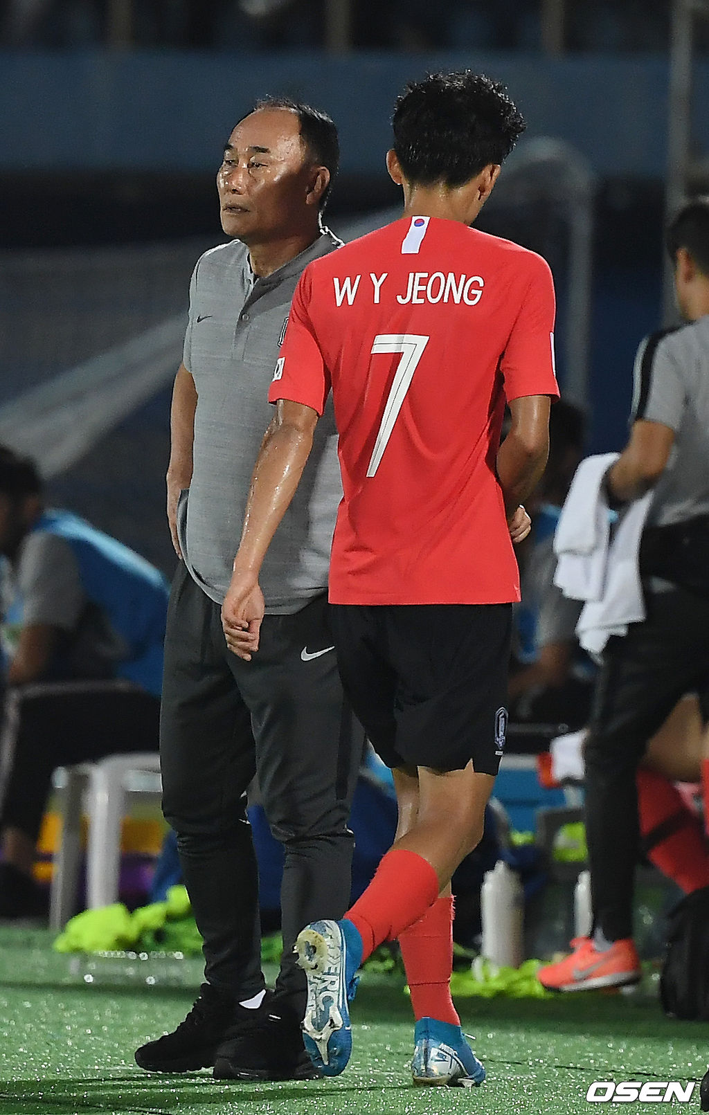 김학범 감독이 이끄는 한국 23세 이하(U-23) 축구대표팀이 12일 오후 태국 송클라의 틴술라논 스타디움에서 열린 아시아축구연맹(AFC) U-23 챔피언십 조별리그 C조 2차전 이란과 경기에서 이동준의 2경기 연속골과 조규성의 중거리 골에 힘 입어 2-1로 승리했다.후반 정우영이 김진규와 교체되 벤치로 향하고 있다. /youngrae@osen.co.kr