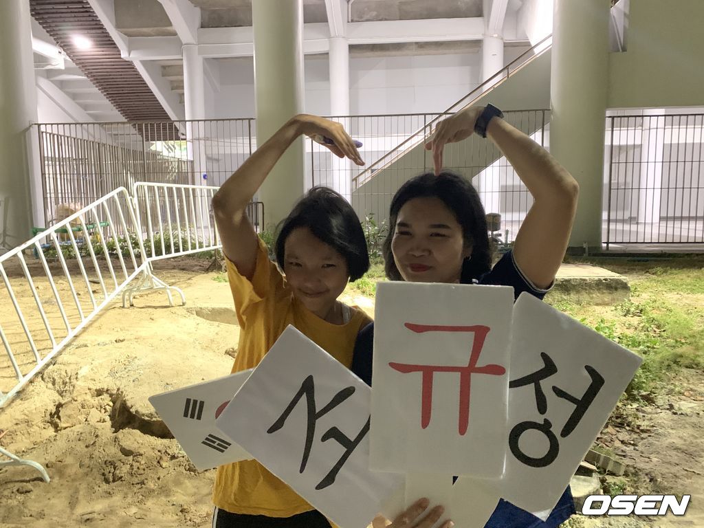 틴술라논 경기장을 찾은 한국 교민 박예원 양(좌)과 태국 팬 놋치 씨(우) 