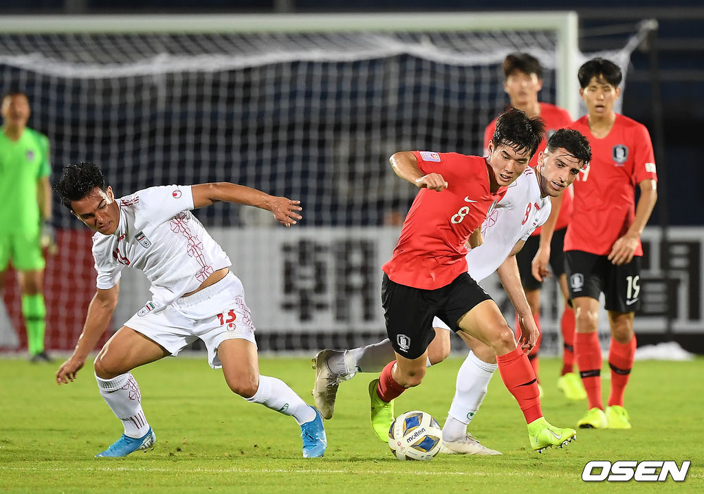 김학범 감독이 이끄는 한국 23세 이하(U-23) 축구대표팀이 12일 오후 태국 송클라의 틴술라논 스타디움에서 열린 아시아축구연맹(AFC) U-23 챔피언십 조별리그 C조 2차전 이란과 경기에서 이동준의 2경기 연속골과 조규성의 중거리 골에 힘 입어 2-1로 승리했다.후반 김진규가 드리블을 하고 있다. /youngrae@osen.co.kr