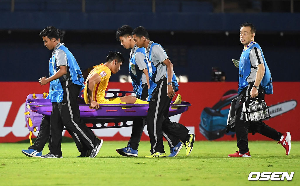전반 중국 장 위닝이 들것에 실려 나가고 있다. /youngrae@osen.co.kr