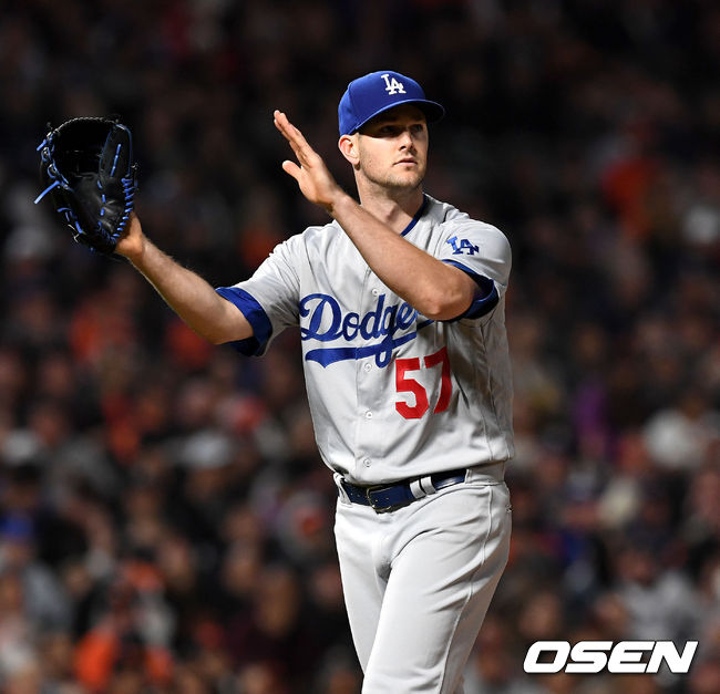 7회말 2사 1, 2루 상황 다저스 알렉스 우드가 실점없이 이닝을 마무리지은 뒤 더그아웃으로 향하며 기뻐하고 있다. /dreamer@osen.co.kr