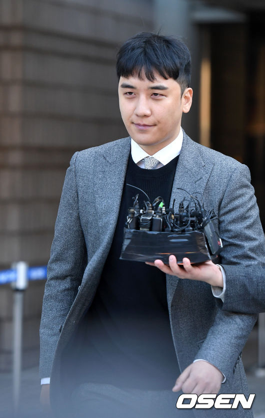 영장실질심사를 마친 승리가 법원을 나서고 있다. /sunday@osen.co.kr