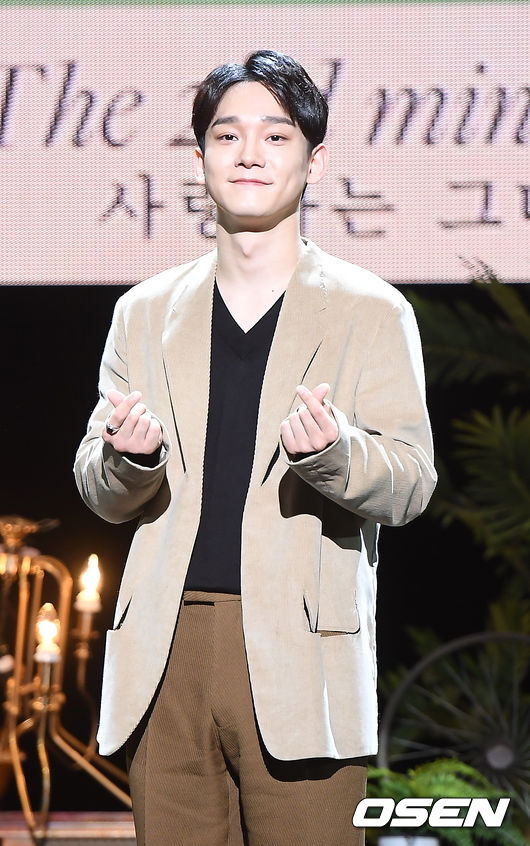 보이그룹 엑소 멤버 첸이 첫 번째 솔로앨범 ‘사월, 그리고 꽃 (April, and a flower)’ 음감회에서 포토타임을 진행하고 있다. / rumi@osen.co.kr