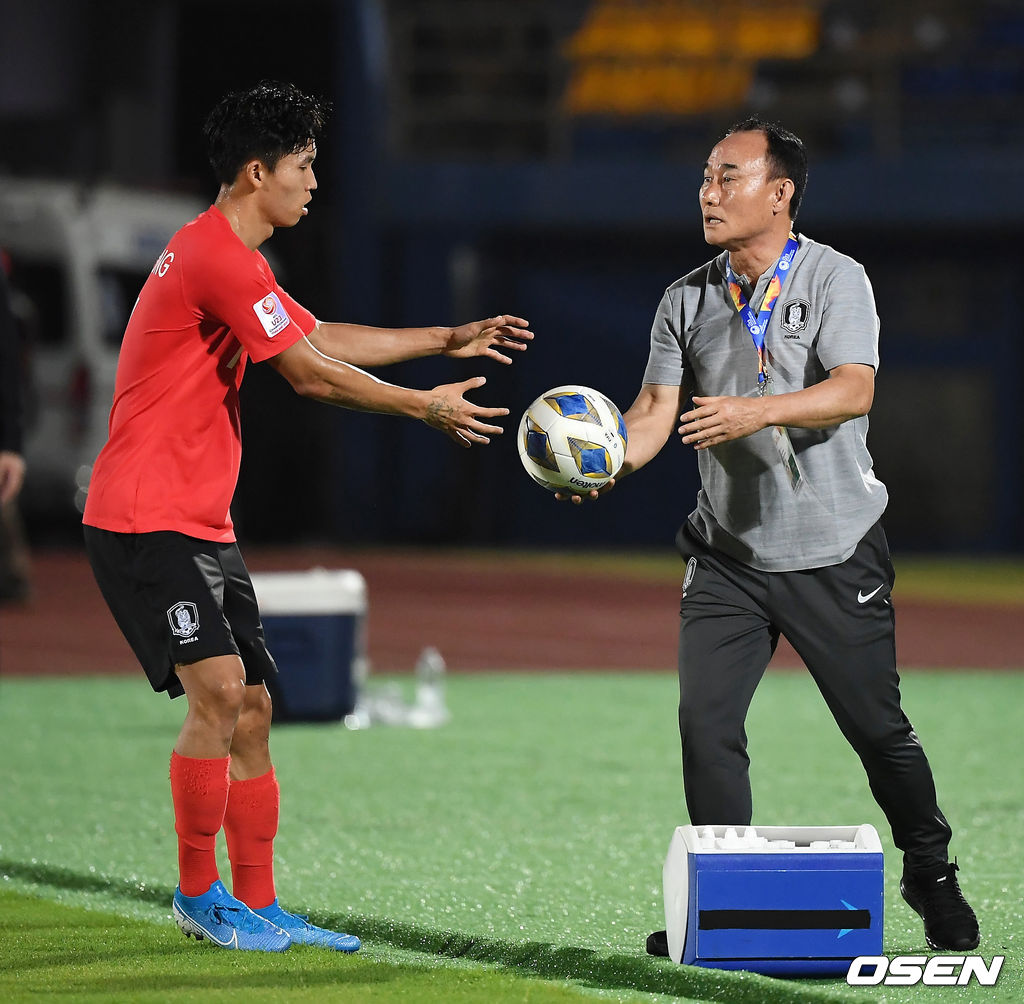 후반 김학범 감독이 정우영에 볼을 건네고 있다. /youngrae@osen.co.kr