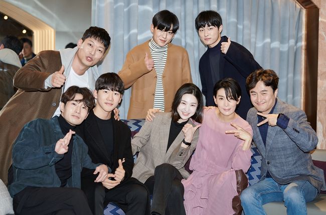 [사진=마디픽쳐스 제공] '아무도 모른다'에 출연하는 배우들이 영화 '미스터 주'에 출연하는 김서형을 응원하기 위해 시사회에 참석했다.