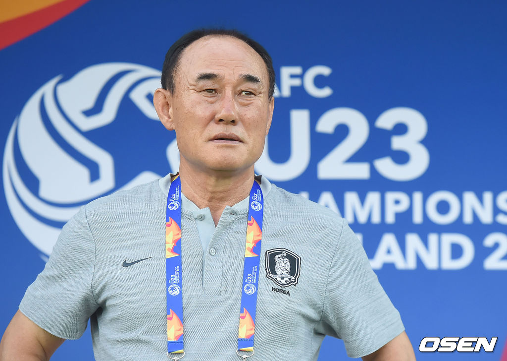 김학범 감독이 경기를 지켜보고 있다. /youngrae@osen.co.kr