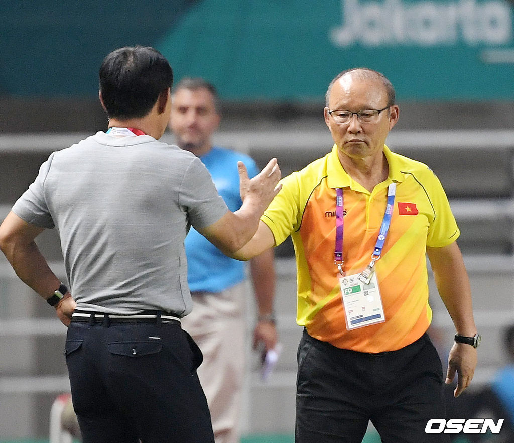 경기를 마치고 한국 김학범 감독과 베트남 박항서 감독이 다시 만나고 있다./sunday@osen.co.kr
