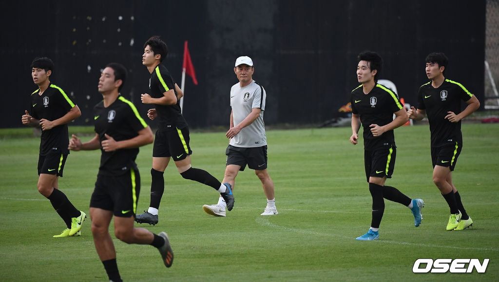 김학범 감독이 훈련을 지켜보고 있다. /youngrae@osen.co.kr 