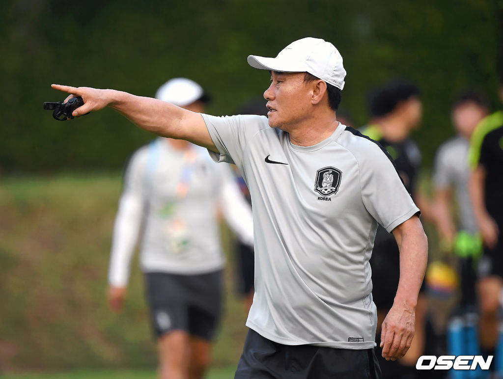 김학범 감독이 훈련을 지시하고 있다. /youngrae@osen.co.kr 