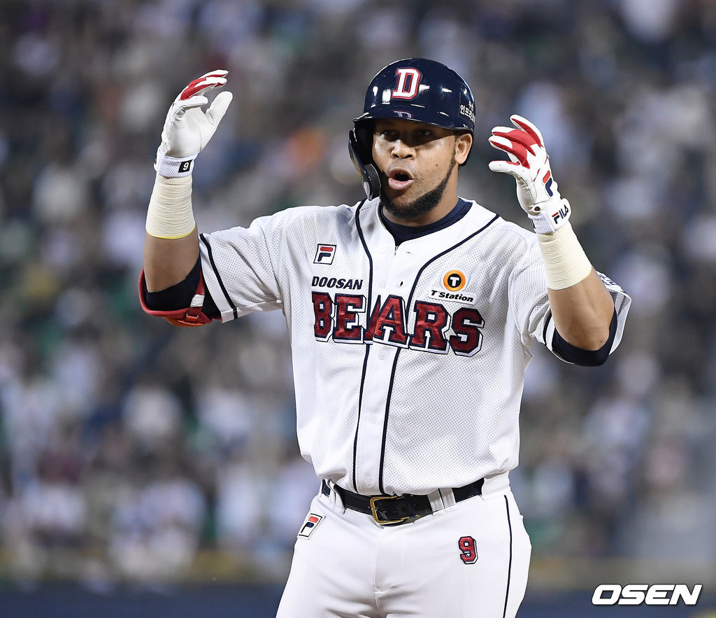 두산 페르난데스가 안타를 때려낸 뒤 세레머니를 하고 있다. / youngrae@osen.co.kr