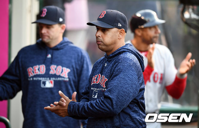 경기에 앞서 보스턴 알렉스 코라 감독이 선수들을 격려하고 있다. / youngrae@osen.co.kr